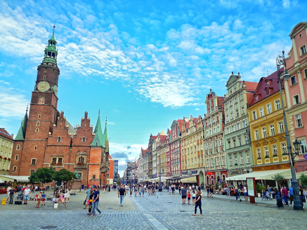 Безпека та впевненість під час подорожі: Усе про страхування для поїздок до Польщі