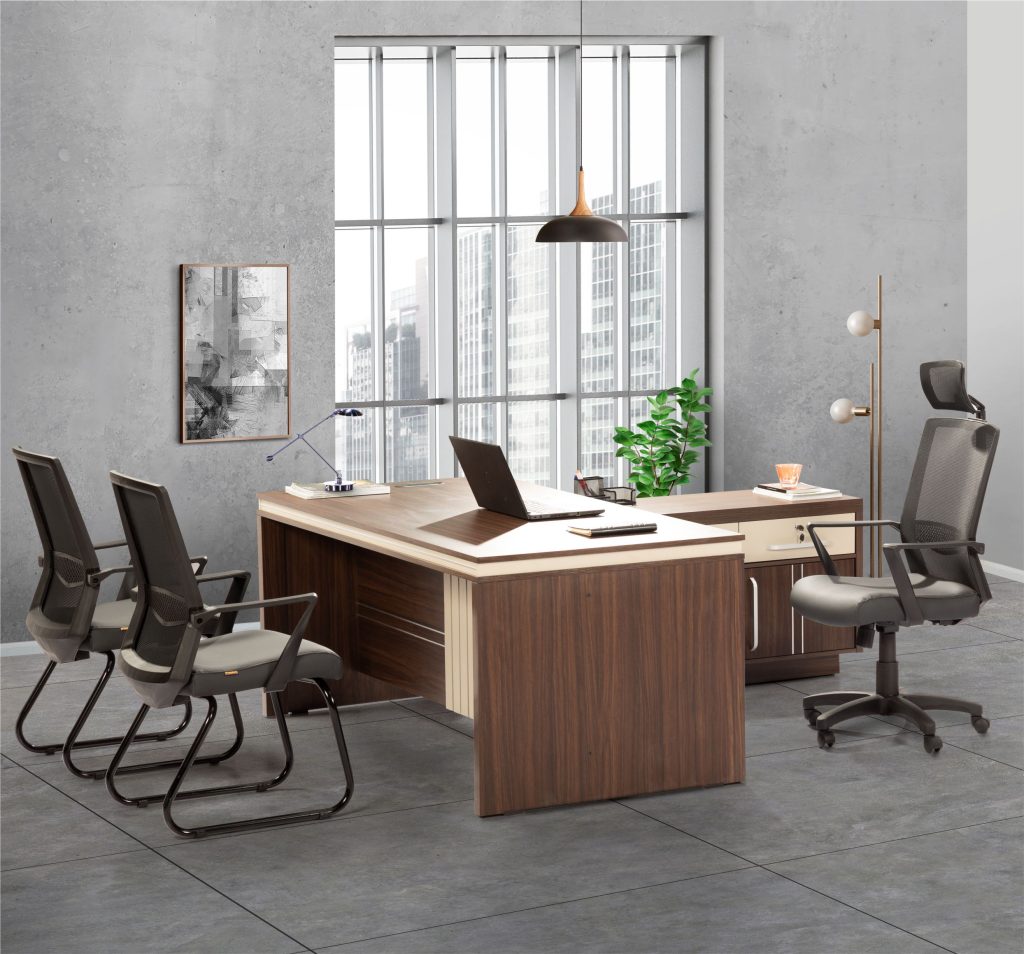 Як підібрати стіл для маленького офісу і не зійти з розуму