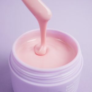 Чим важлива якісна камуфлююча база для нігтів