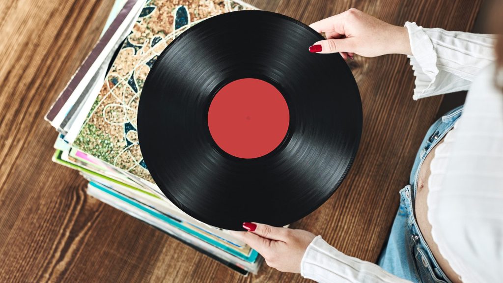 Кого точно заинтересует прослушивание виниловых пластинок