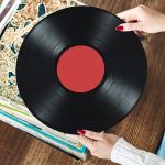 Кого точно заинтересует прослушивание виниловых пластинок